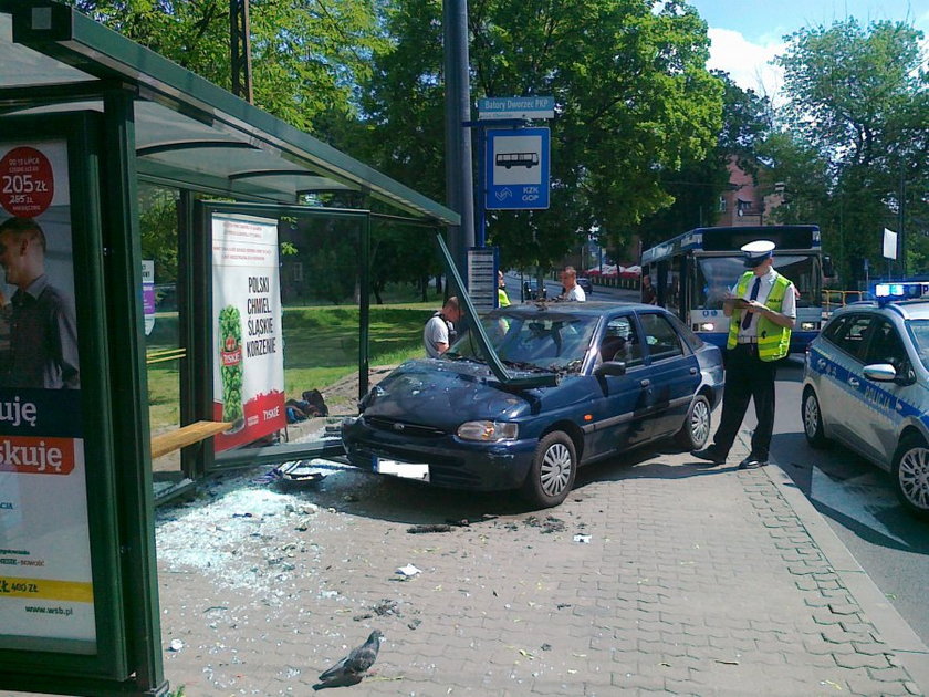 Chorzów. Auto wjechało w wiatę przystankową 