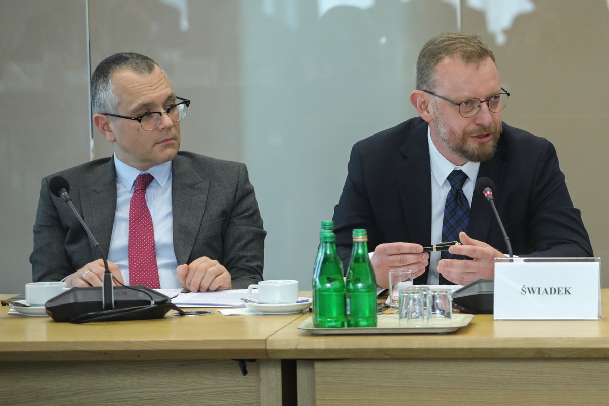 Wezwany na świadka, były minister zdrowia Łukasz Szumowski i jego adwokat Mikołaj Pietrzak podczas posiedzenia sejmowej komisji śledczej do zbadania legalności, prawidłowości oraz celowości działań podjętych w celu przygotowania i przeprowadzenia wyborów Prezydenta Rzeczypospolitej Polskiej w 2020 r. w formie głosowania korespondencyjnego