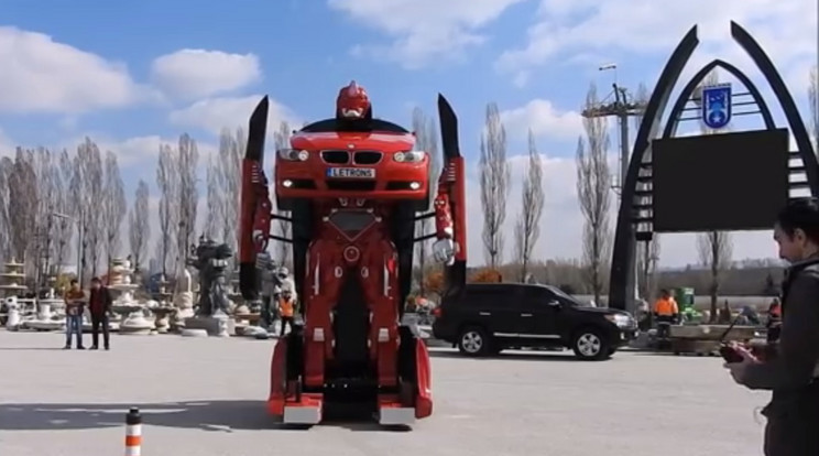 A mérnökök robottá alakították át a BMW-t /Fotó:YouTube