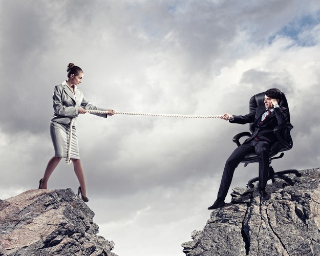 Pierwszego dnia warto zjawić się w pracy troszkę wcześniej. Zanim się zacznie codzienny, nerwowy gwar, będziemy mieć chwilkę na oswojenie się. 
„Niech to będzie czas dla siebie - na przejrzenie poczty, przeczytanie maili, odsłuchanie poczty głosowej. Jeśli przygotowaliśmy sobie wcześniej listę zadań, możemy ją na spokojnie przejrzeć. Może w międzyczasie pojawiły się zadania, którymi trzeba się zająć w pierwszej kolejności.” – dodaje ekspert MonsterPolska.pl. 
Najważniejsze jednak, by nie przesadzać. To normalne, że po urlopie działamy na wolniejszych obrotach. Dla wszystkich jest to zrozumiałe, że nie weźmiemy od razu na siebie wielu zadań. Nie ma co szarżować.