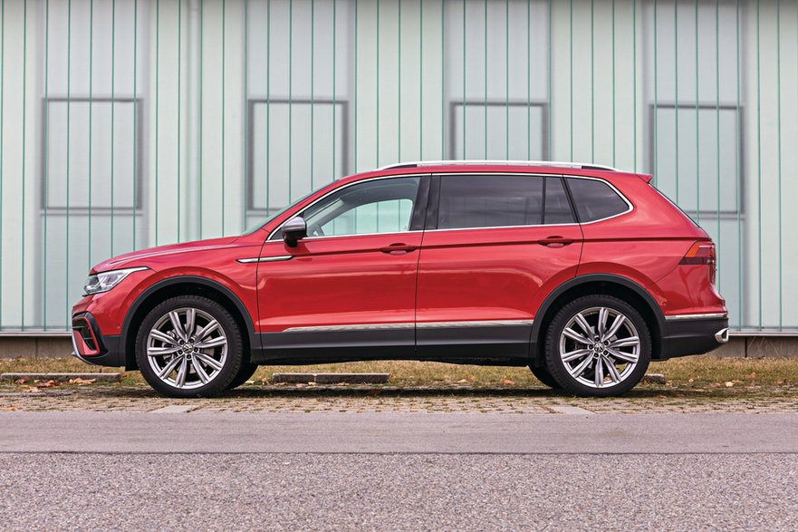 Volkswagen Tiguan Allspace. W 2017 r. do rodziny dołącza 4,7-metrowej długości wariant Allspace z trzecim rzędem siedzeń. Nie będzie miał kontynuacji, lecz w 2023 r. zastąpi go importowany z Chin Tayron.