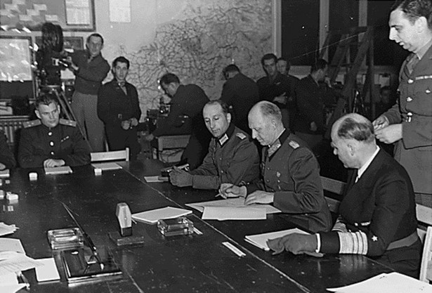 Gen. Jodl podpisuje w Reims kapitulację Wehrmachtu.