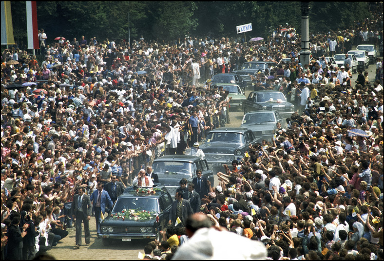 Tłumy witają papieża Jana Pawła II podczas jego wizyty w Polsce, 1979 r.