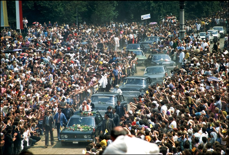 Tłumy witają papieża Jana Pawła II podczas jego wizyty w Polsce, 1979 r.