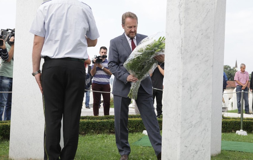 Bakir Izetbegović na grobu oca Alije