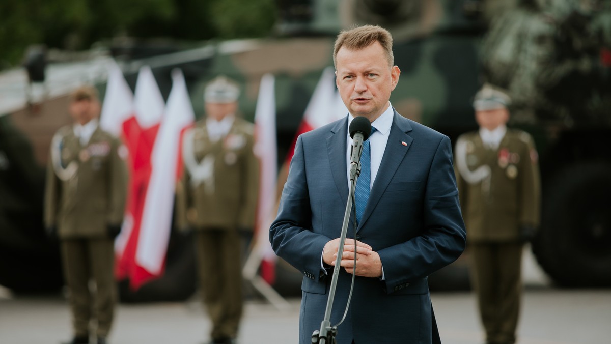 Minister obrony narodowej Mariusz Błaszczak przemawia podczas uroczystej przysięgi wojskowej żołnierzy dobrowolnej służby zasadniczej 19. dywizjonu artylerii samobieżnej, 31 bm. w Chełmie.