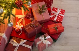 Bony, paczki, premie świąteczne 2023. Dla kogo benefity i na jakich zasadach?