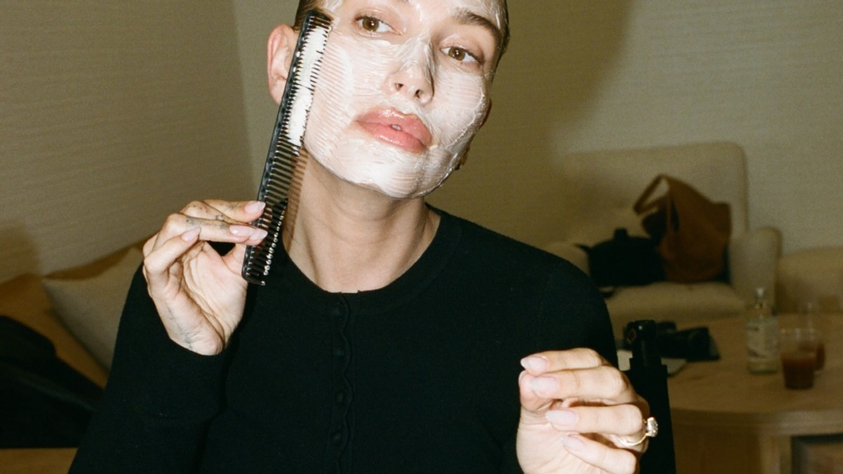 Zašto Hejli Biber nanosi MASKU ZA LICE češljem? Trik koji je zapalio društvene mreže, a jedna stvar će vas POSEBNO ŠOKIRATI