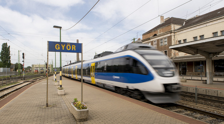 EURegio vonat érkezik Bécsből a győri pályaudvarra 2020. május 11-én / Fotó: MTI/Krizsán Csaba