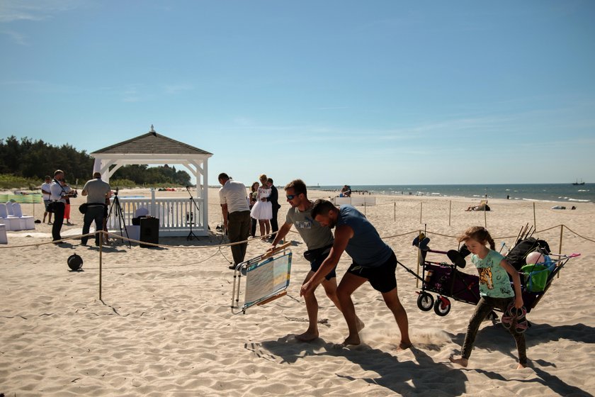 Kamila i Patryk z Lęborka pobrali się na plaży w Łebie