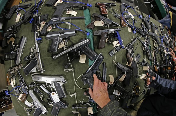 Różnego rodzaju pistolety wystawione na sprzedaż podczas targów broni Rocky Mountain Gun Show w miejscowości Sandy w stanie Utah w USA. Fot. George Frey, Bloomberg's Best Photos 2013.