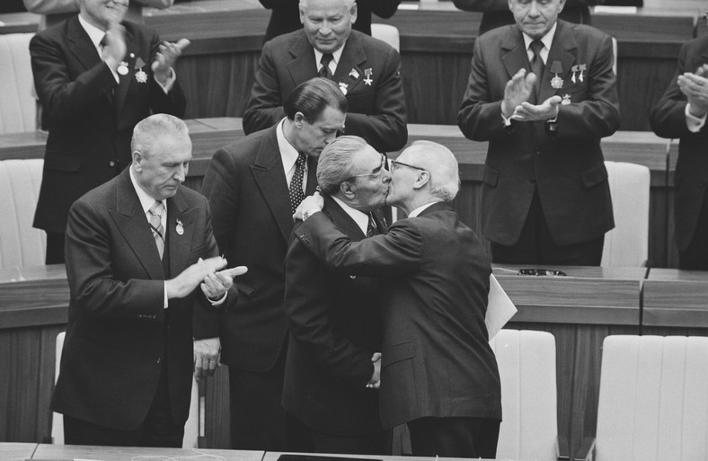 Sławny pocałunek przywódców ZSRR Leonida Breżniewa i Niemiec Wschodnich Ericha Honeckera. Z lewej przywódca polskiej partii komunistycznej Edward Gierek. Akademia z okazji 30-lecia NRD, Berlin, październik 1979 r.