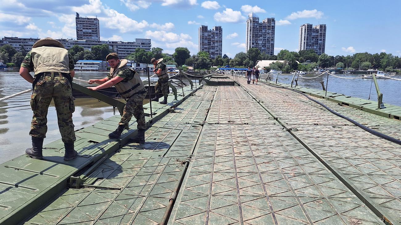 Vojska Srbije Postavila Pontonski Most Do Plaže Lido - Blic