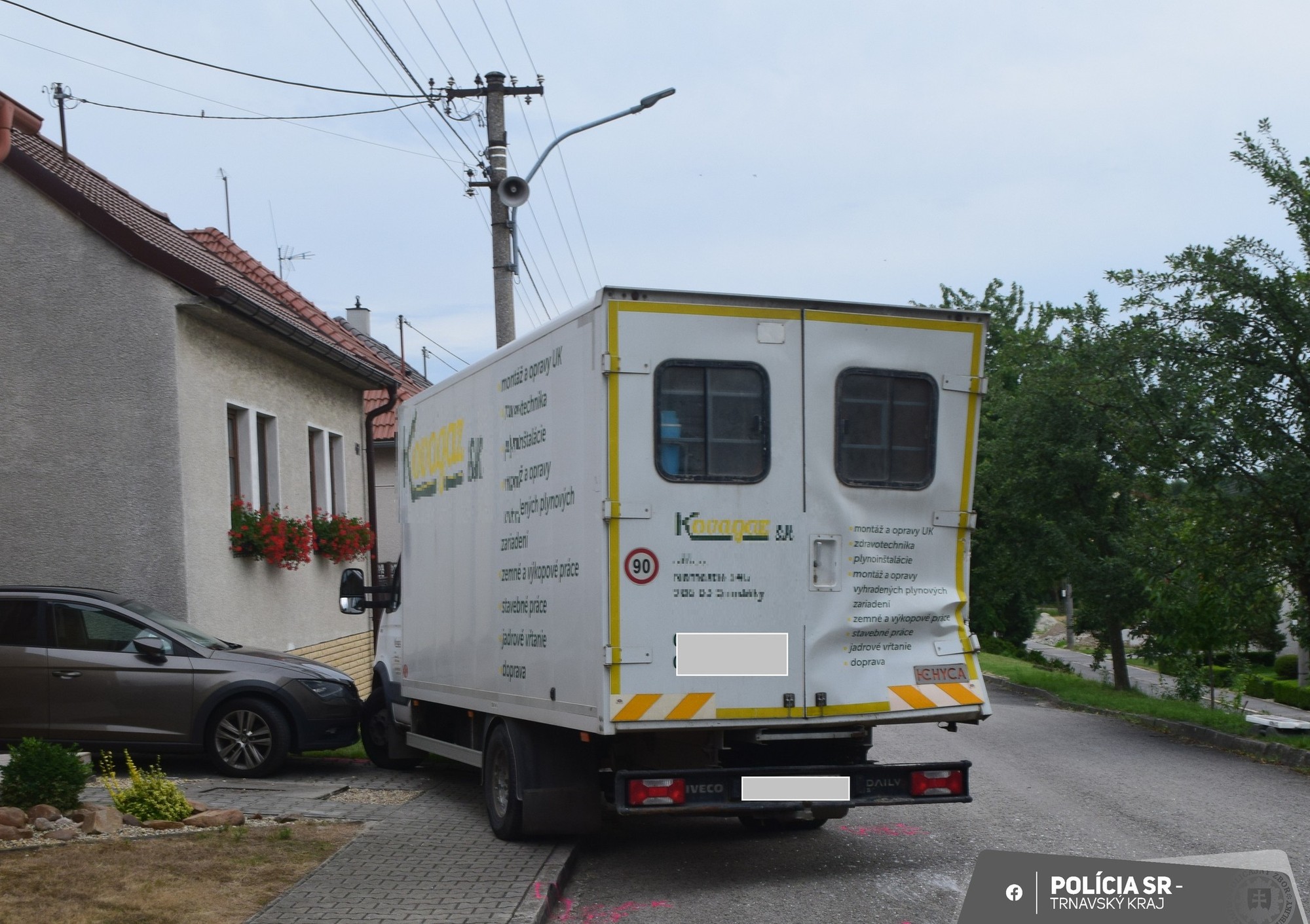 Opitý traktorista spôsobil dopravnú nehodu v obci Štefanov.