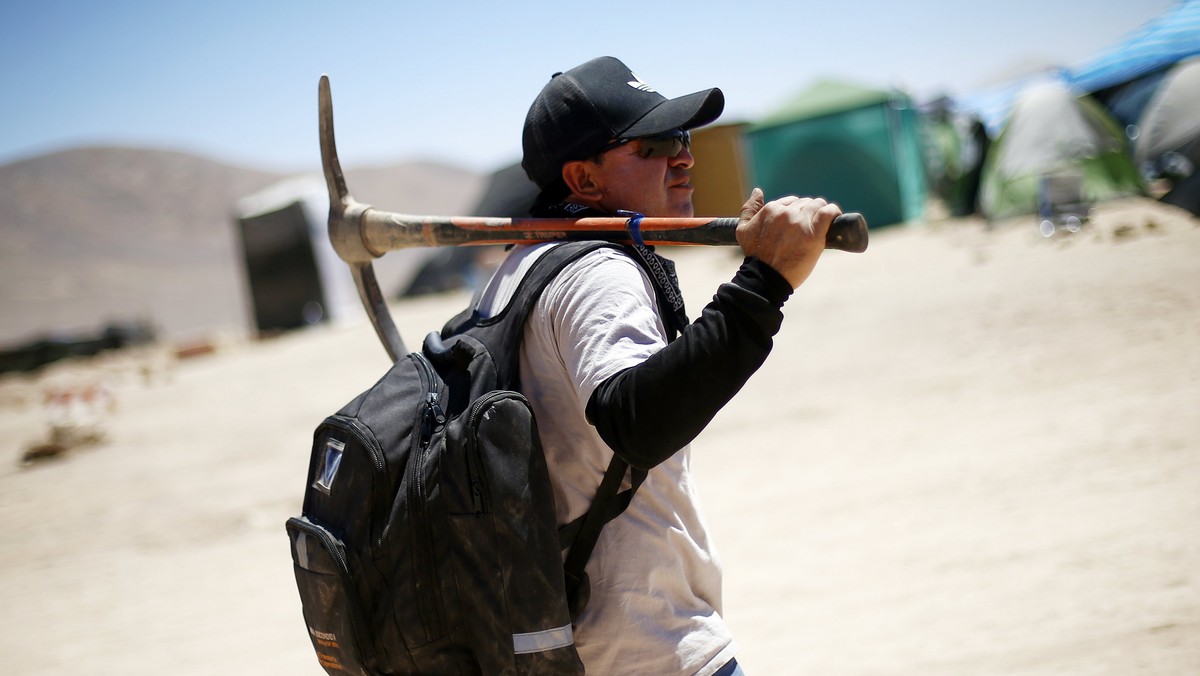 Całe Chile śledzi od miesiąca strajk 2,5 tys. górników największej na świecie kopalni miedzi Escondida na pustyni Atacama, 3 300 metrów nad poziomem morza. Strajkujący przebywają w namiotach; w dzień temperatura dochodzi do 36 stopni Celsjusza, a w nocy spada do minus sześciu.