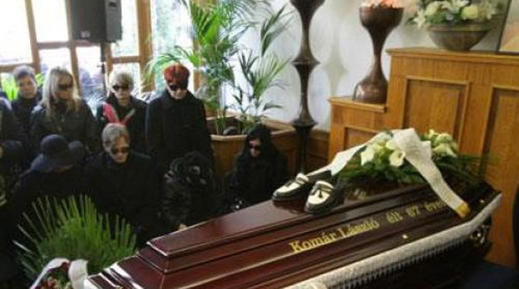 Fekete lakkcipővel temették Komárt