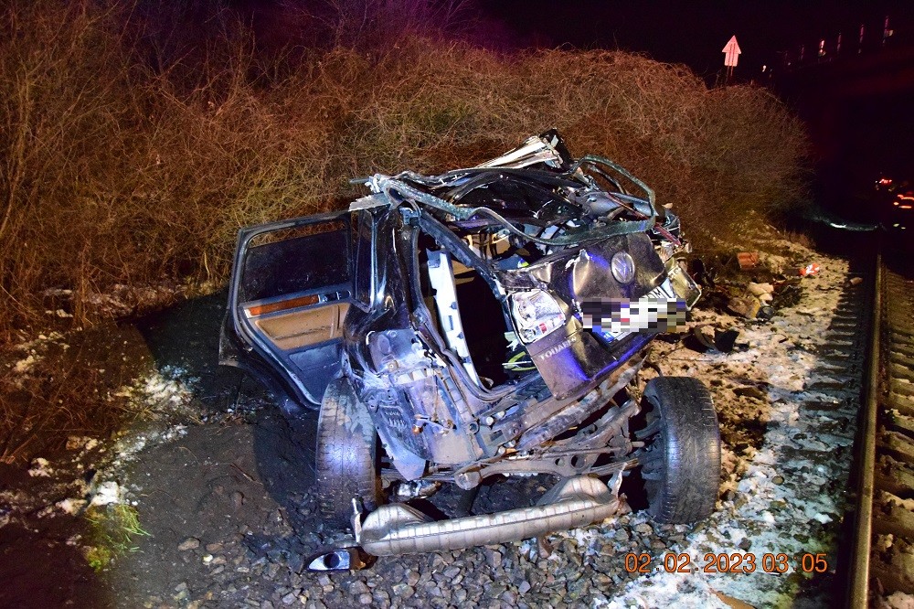 Auto po nehode pri Detve vyletelo z cesty, dopadlo na železničnú trať.