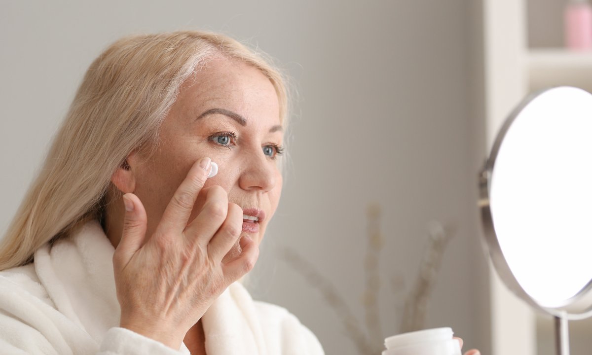 Ten krem ze złotem działa jak nici kosmetyczne. Bosko redukuje zmarszczki i napina skórę