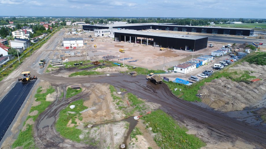 Nowy terminal lotniska Warszawa-Radom ma mieć 30 stanowisk odprawy biletowo-bagażowej, 16 stanowisk odprawy paszportowej, 10 bramek wylotowych (tzw. gate'ów) i trzy karuzele do odbioru bagażu. 