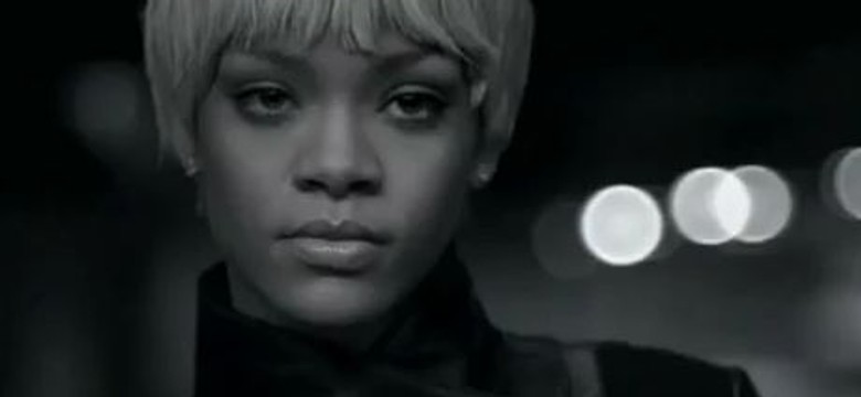Rihanna zrzuca ciuchy w reklamie Armani Jeans