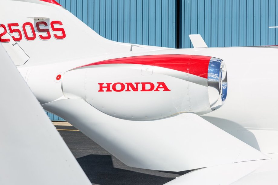 Maksymalna prędkość HondaJet to 780 km/h na wysokości 9 tys. metrów, ale maksymalny pułap to 12 tys. metrów, czyli wyżej niż wiele rejsowych samolotów. 