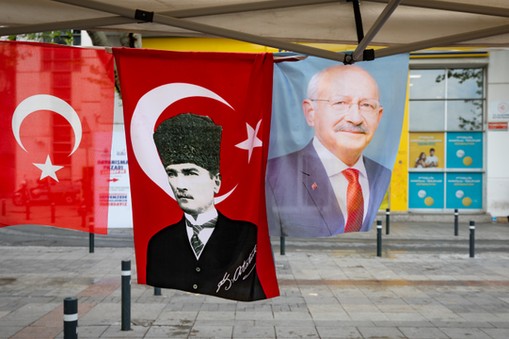 Wnętrze namiotu wyborczego opozycji w Kadıköy. Zdjęcia Kemala Kılıçdaroğlu często pojawiają się obok fotografii ojca założyciela Republiki Mustafy Kemala -  Atatürka