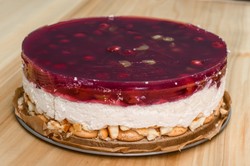 Biszkopt z borówkami i malinami. Przepis Ewy Wachowicz