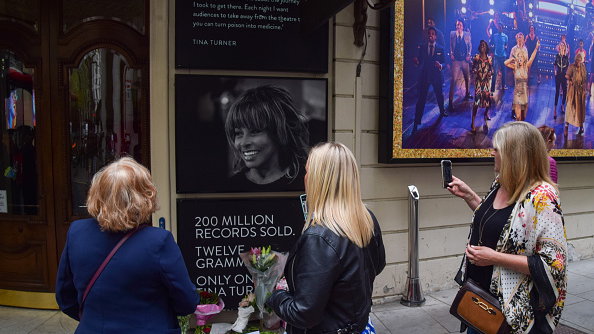 Fani robią zdjęcia przed Aldwych Theatre, gdzie obecnie wystawiany jest musical o Tinie Turner. Legendarna artystka zmarła w wieku 83 lat.