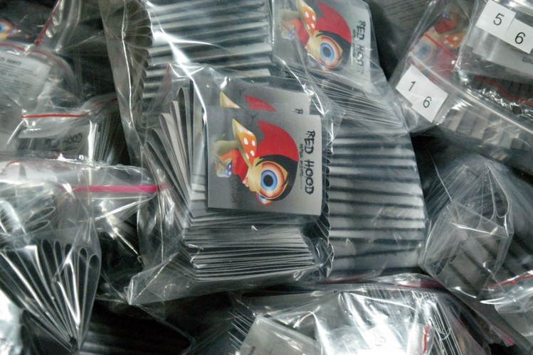 Telefon dla rodziców i nauczycieli w sprawach bezpieczeństwa dzieci<BR><BR>
Numer telefonu: 800 100 100  <BR><BR>
To linia prowadzona przez Fundację Dzieci Niczyje. Telefony odbierane są przez 5 dni w tygodniu, w godzinach 12-18. Dzwonić pod ten numer mogą rodzice i nauczyciele, aby uzyskać anonimową pomoc w kwestii trudności z wychowaniem dzieci. Tematy, o których można porozmawiać ze specjalistami to m.in. przemoc, zagrożenia związane z nwoymi technologiami, myśli samobójcze, wykorzystywanie seksualne i kontakt z substancjami odurzającymi.