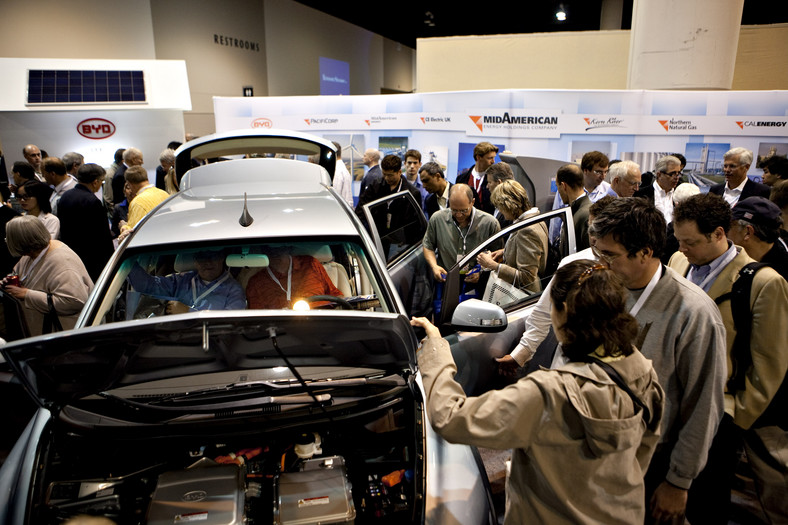 Na pokazie podczas zjazdu udziałowców Berkshire Hathaway Inc., akcjonariusze oglądają BYD Co. E6 - samochód  z napędem elektrycznym