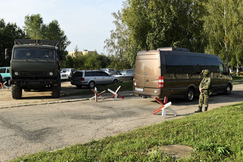 Bus z przedstawicielami polskiej prokuratury wjechał na teren lotniska niecały kwadrans przed godz. 9 rano czasu lokalnego.