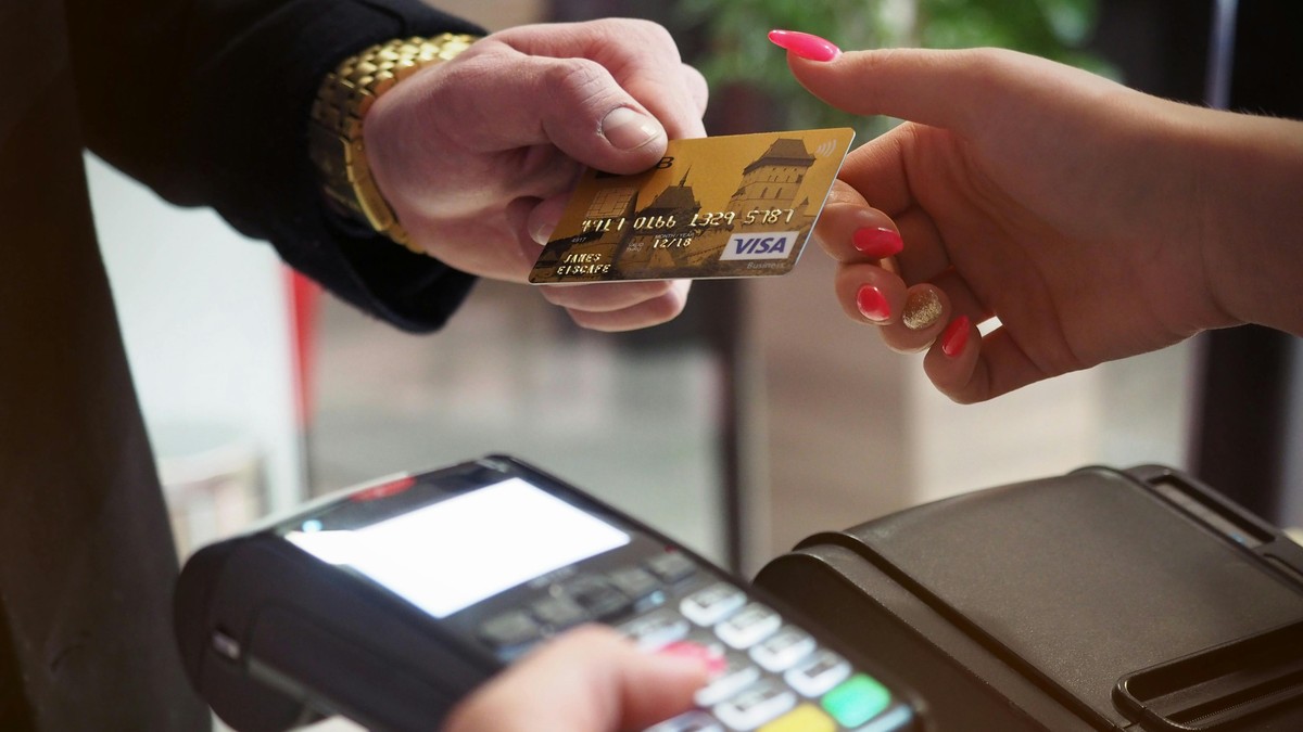 Nem nyugodhatnak a bankszámla-tulajdonosok: az év során többször is emelkedhetnek a banki díjak