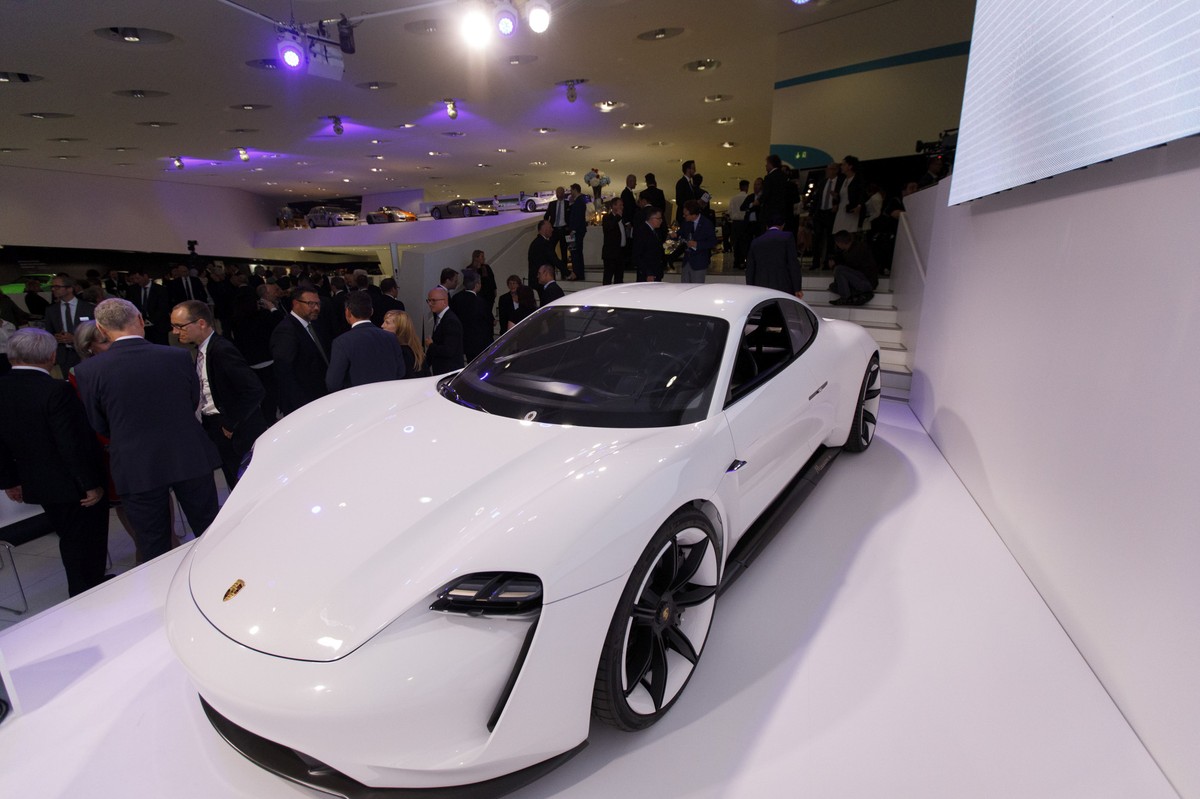 Przód najnowszego dziecka Porsche oraz jego wyjątkowo niska sylwetka nawiązują do modelu sportowego samochodu Porsche 918 Spyder.