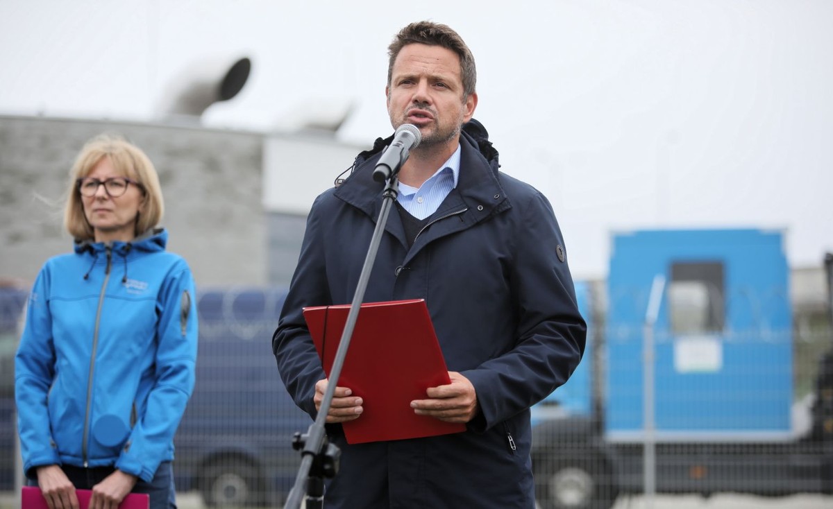 Prezydent Warszawy Rafał Trzaskowski i prezes zarządu stołecznego MPWiK Renata Tomusiak