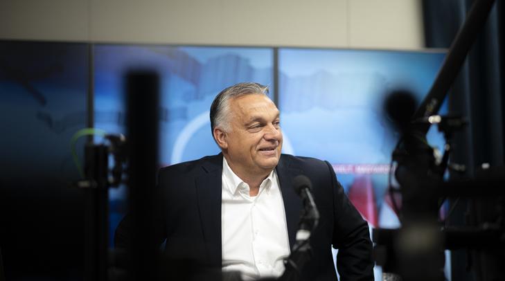 A Miniszterelnöki Sajtóiroda által közreadott képen Orbán Viktor miniszterelnök a Jó reggelt, Magyarország! című műsorban adott interjúja előtt a Kossuth Rádió stúdiójában 2021. október 8-án / Fotó: MTI/Miniszterelnöki Sajtóiroda/Benko Vivien Cher