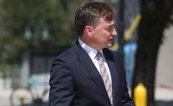 Sprawa plakatu z wulgarnym gestem na pomniku smoleńskim. Ziobro składa skargę do SN