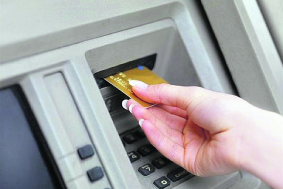 Trenutak nepažnje na bankomatu može skupo da vas košta: Pojavila se nova prevara sa "nevidljivim koncem", evo kako zaštititi novac