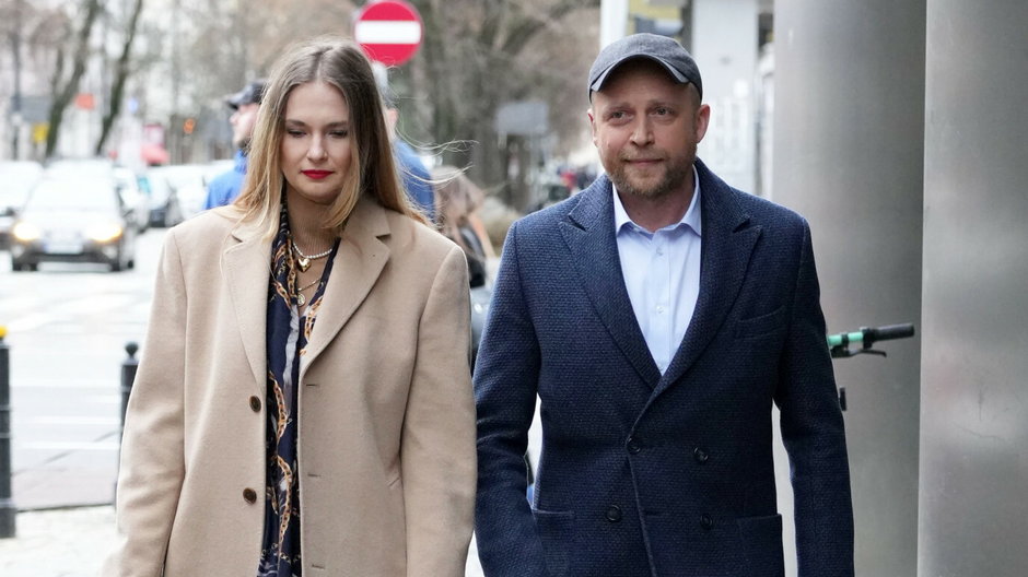 Karolina Szymczak i Piotr Adamczyk przed studiem DDTVN