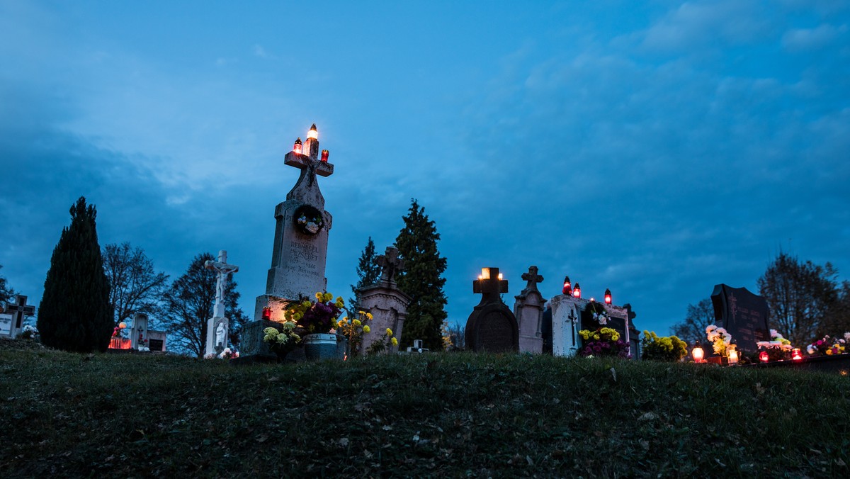 Inicjatorem akcji jest Sławomir Pawlik, który po pogrzebie swojego ojca toczy spór z Archidiecezją Łódzką. Brak reakcji na wysokie ceny pochówku ze strony Episkopatu skłonił mężczyznę do zwrócenia się o pomoc do papieża Franciszka. 