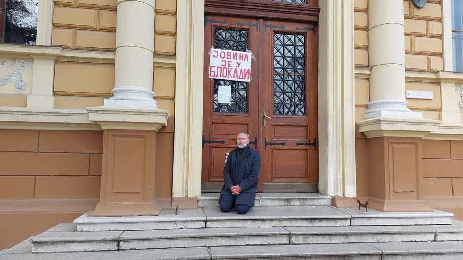 Klečanje je nastavio ispred samog ulaza u gimnaziju