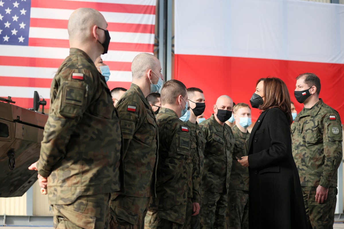 Wiceprezydent USA Kamala Harris podczas wizyty w 1. Bazie Lotnictwa Transportowego w Warszawie