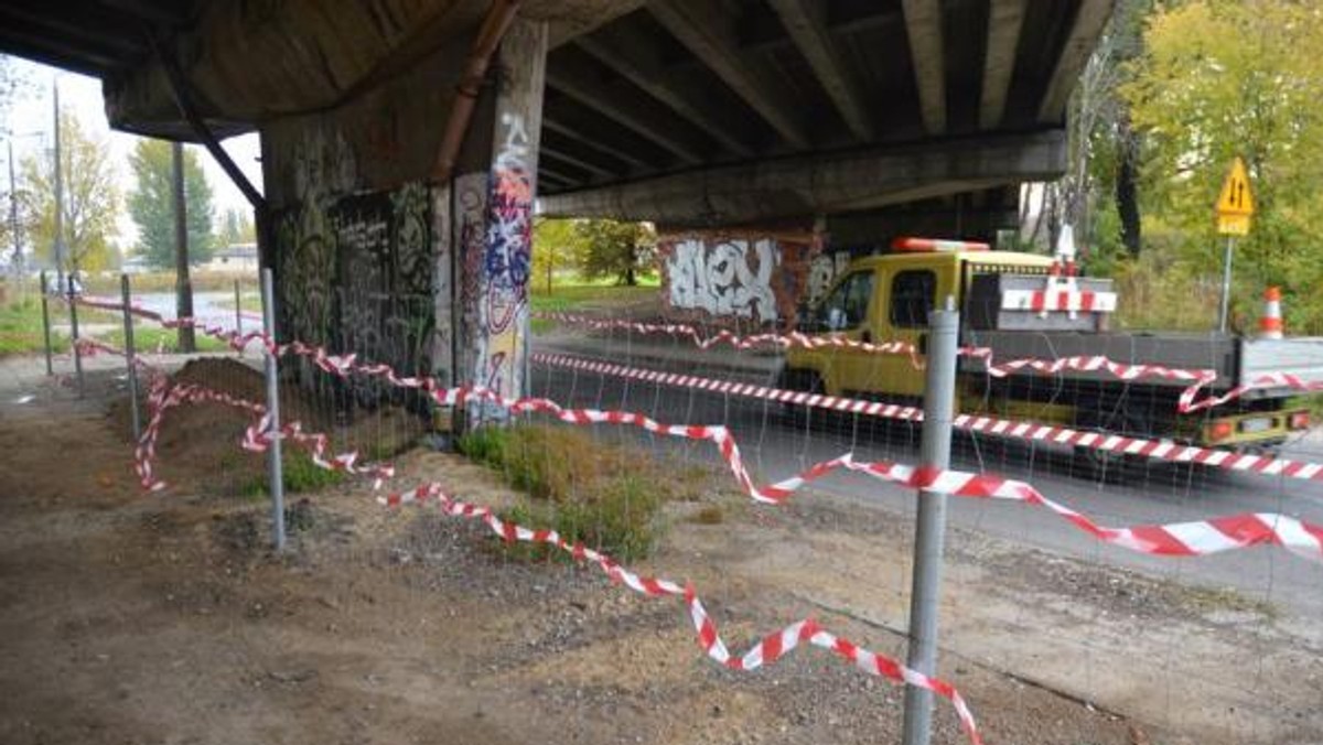 Wiadukt łączący ulice Żeromskiego i Lubelską wymaga kapitalnego remontu. Kilka dni temu wokół niektórych filarów pojawiło się ogrodzenie. Istniało bowiem ryzyko, że przechodniom może spaść na głowę kawałek betonu! Drogowcy uspokajają jednak, że estakada nie runie.