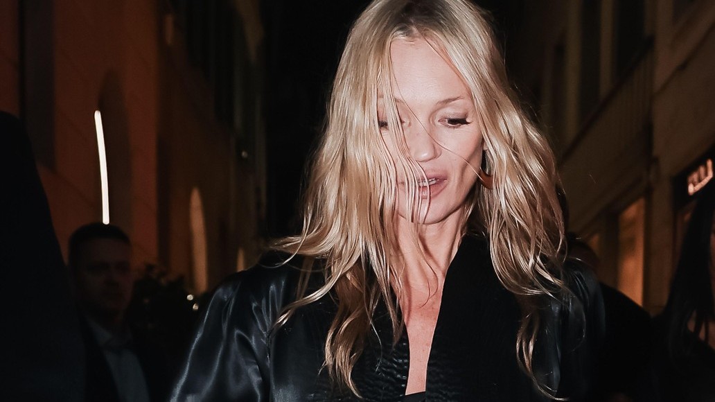 Kate Moss prichádza na Milan Fashion Week 2026