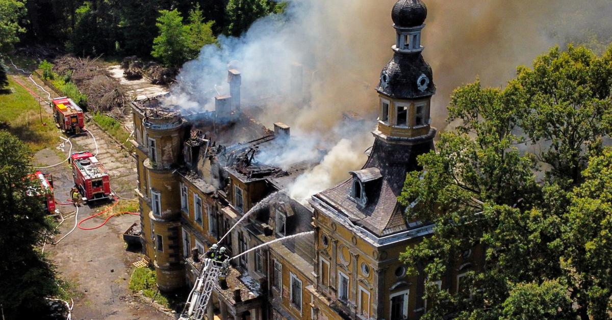  Dolnośląskie: Płonął neogotycki pałac w Jelczu-Laskowicach