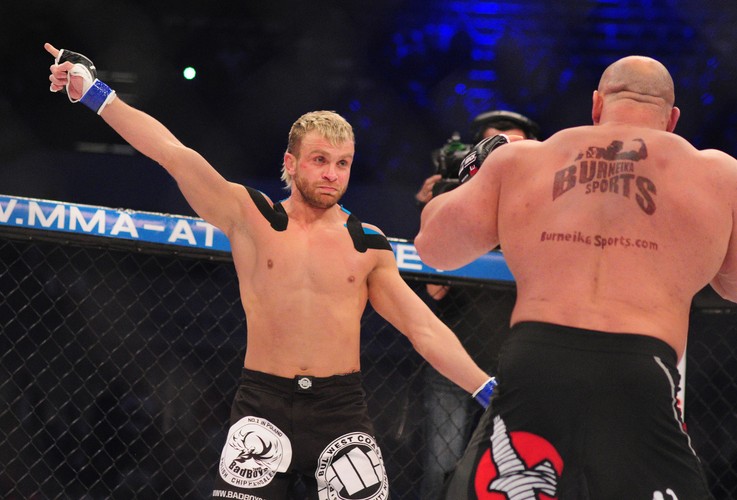 Żenujący 'popis' striptizera i 'Koksa'. Ganiali się po ringu