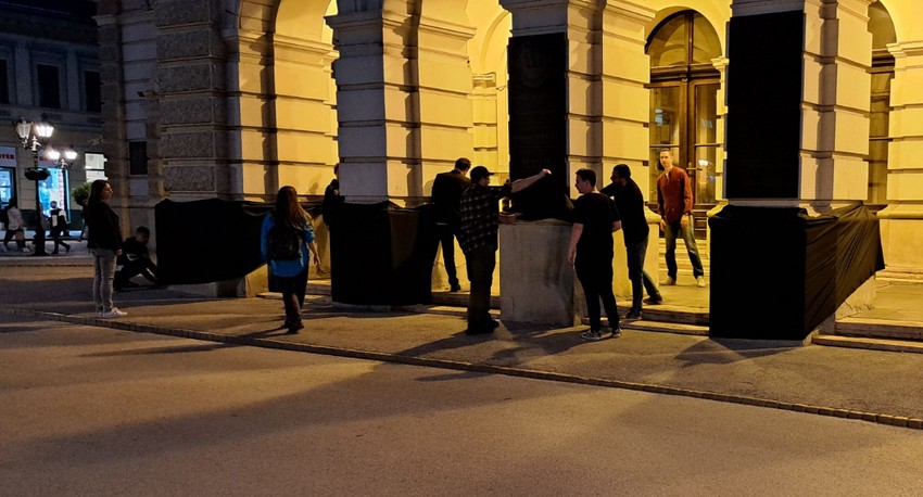 Gradska kuća zavijena u crno