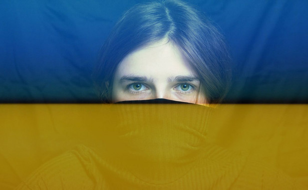 Kobieta i flaga Ukrainy