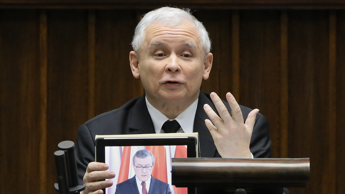Jarosław Kaczyński, który w Sejmie miał wyjaśnić przyczyny wniosku o konstruktywne wotum nieufności dla premiera Donalda Tuska, najpierw podał trzy powody, które jego zdaniem przemawiają za potrzebą zmiany rządu, a następnie na tablecie puścił nagranie z wystąpienia prof. Piotra Glińskiego. Gliński przemawiał kilkadziesiąt minut temu poza salą plenarną Sejmu. Na jego wystąpienie, zgodnie z regulaminem nie zgodziła się Marszałek Sejmu Ewa Kopacz.