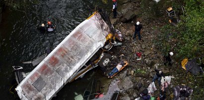 Autokar z piłkarzami spadł z mostu. Nie żyje 20 osób