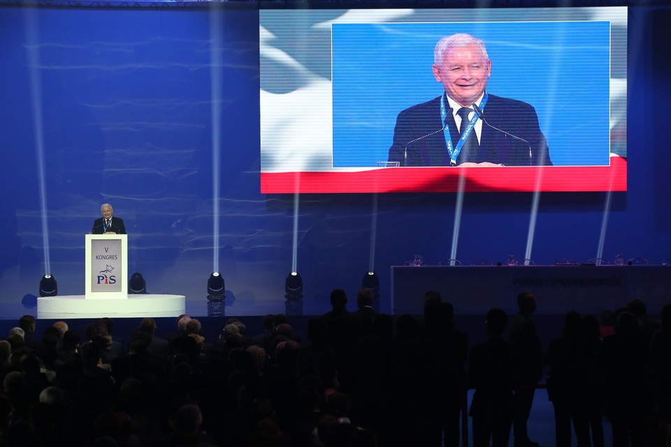 2.07.2016. Jarosław Kaczyński na V Kongresie Prawa i Sprawiedliwości został po raz kolejny wybrany na prezesa partii, był jedynym kandydatem, poparło go 1008 delegatów, 7 głosów było przeciw